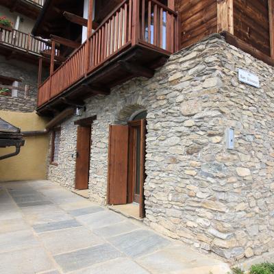 APT. 1 – BILOCALE IN BAITA DI FINE 1800 A 9 KM DA SESTRIERE – Fraz. VILLARDAMOND