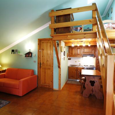 Graziosa mansarda con soppalco in legno