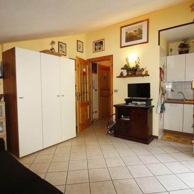 Grazioso monolcale con balcone e box auto.