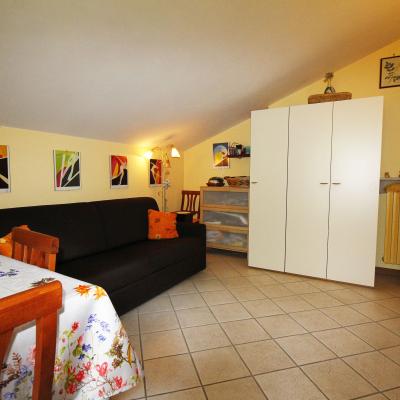 Grazioso monolcale con balcone e box auto.