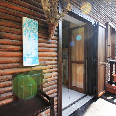 Grazioso monolcale con balcone e box auto.