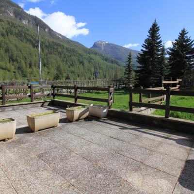 Alloggio centrale immerso nel verde.