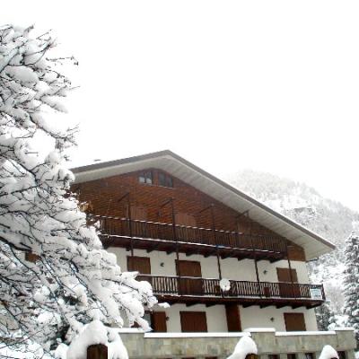 Alloggio di generosa metratura immerso nel verde.