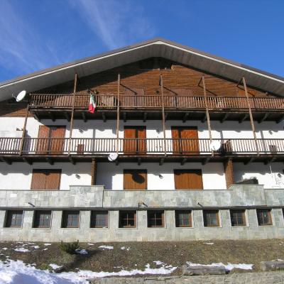 Alloggio di generosa metratura immerso nel verde.