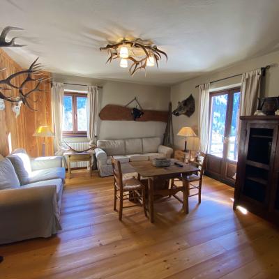 Suggestivo e ampio trilocale nella frazione di Pourrieres