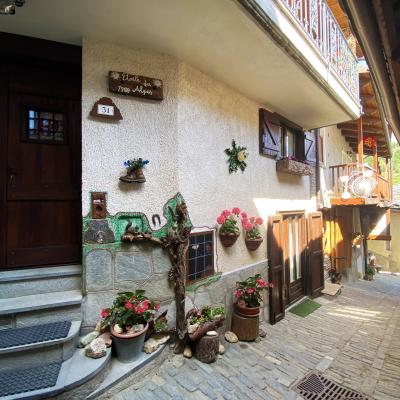 Accogliente trilocale nel borgo dei murales di Usseaux