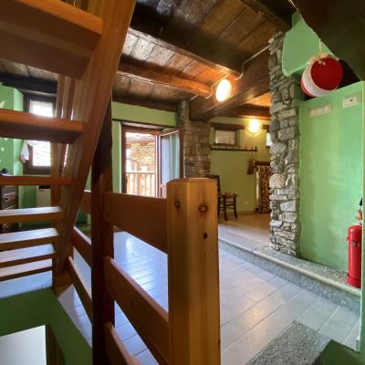 Accogliente trilocale nel borgo dei murales di Usseaux