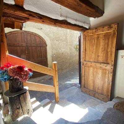 Accogliente trilocale nel borgo dei murales di Usseaux
