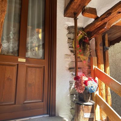 Accogliente trilocale nel borgo dei murales di Usseaux