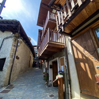 Accogliente trilocale nel borgo dei murales di Usseaux