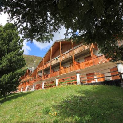 Monolocale con soppalco in legno e caminetto